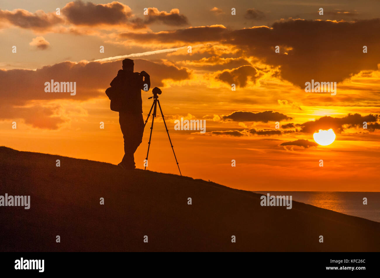 Birling Gap, East Sussex, UK..27 ottobre 2017..Un Altro spettacolare tramonto visto dal South Downs National Trust. Cielo radente con alcune nuvole all'orizzonte, temperatura che cade a più normale per la stagione. Foto Stock