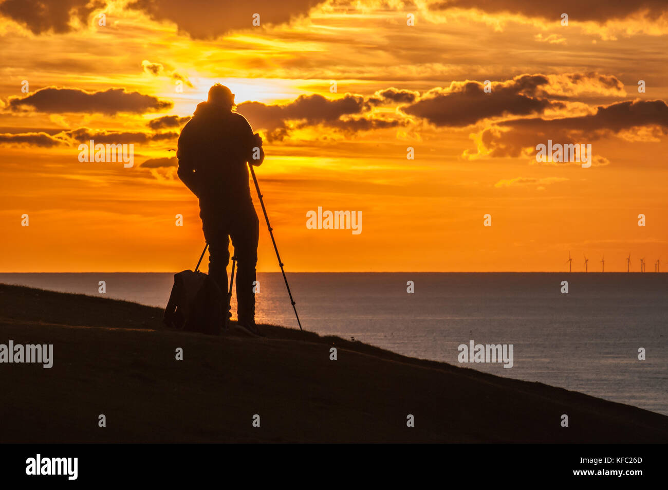 Birling Gap, East Sussex, UK..27 ottobre 2017..Un Altro spettacolare tramonto visto dal South Downs National Trust. Cielo radente con alcune nuvole all'orizzonte, temperatura che cade a più normale per la stagione. Foto Stock