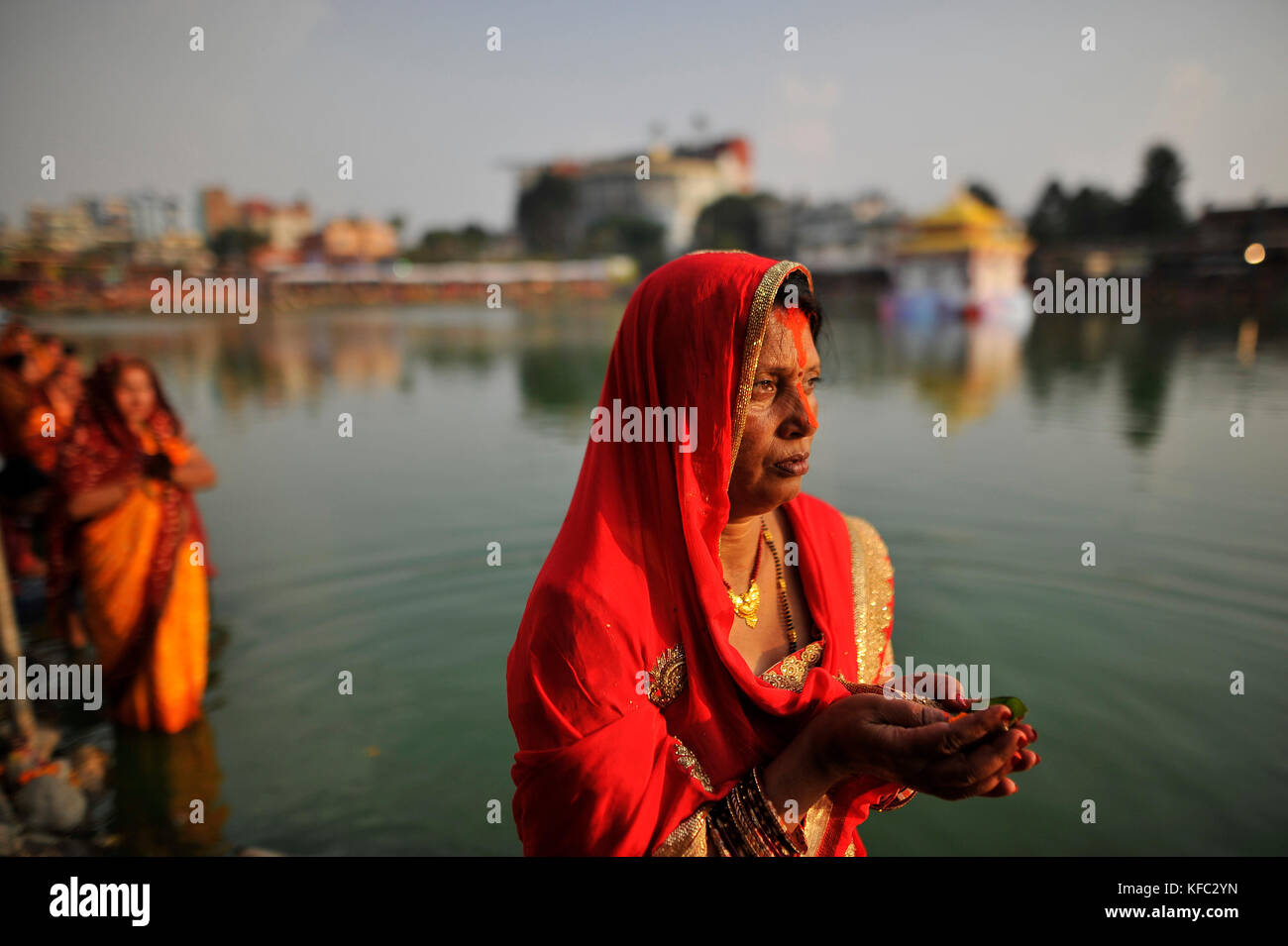 Devoti nepalese tuffo nel laghetto e prega il dio del sole a kamal pokhari, Kathmandu, Nepal giovedì 26 ottobre, 2017. chhath puja festival, il culto del dio sole, è comune in Nepal terai della regione ed è celebrata in Kathmandu nonché dal Terai europee e in India. il culto deve essere basata su uno stagno, un fiume o una qualsiasi fonte d'acqua, come per la tradizione religiosa. Foto Stock