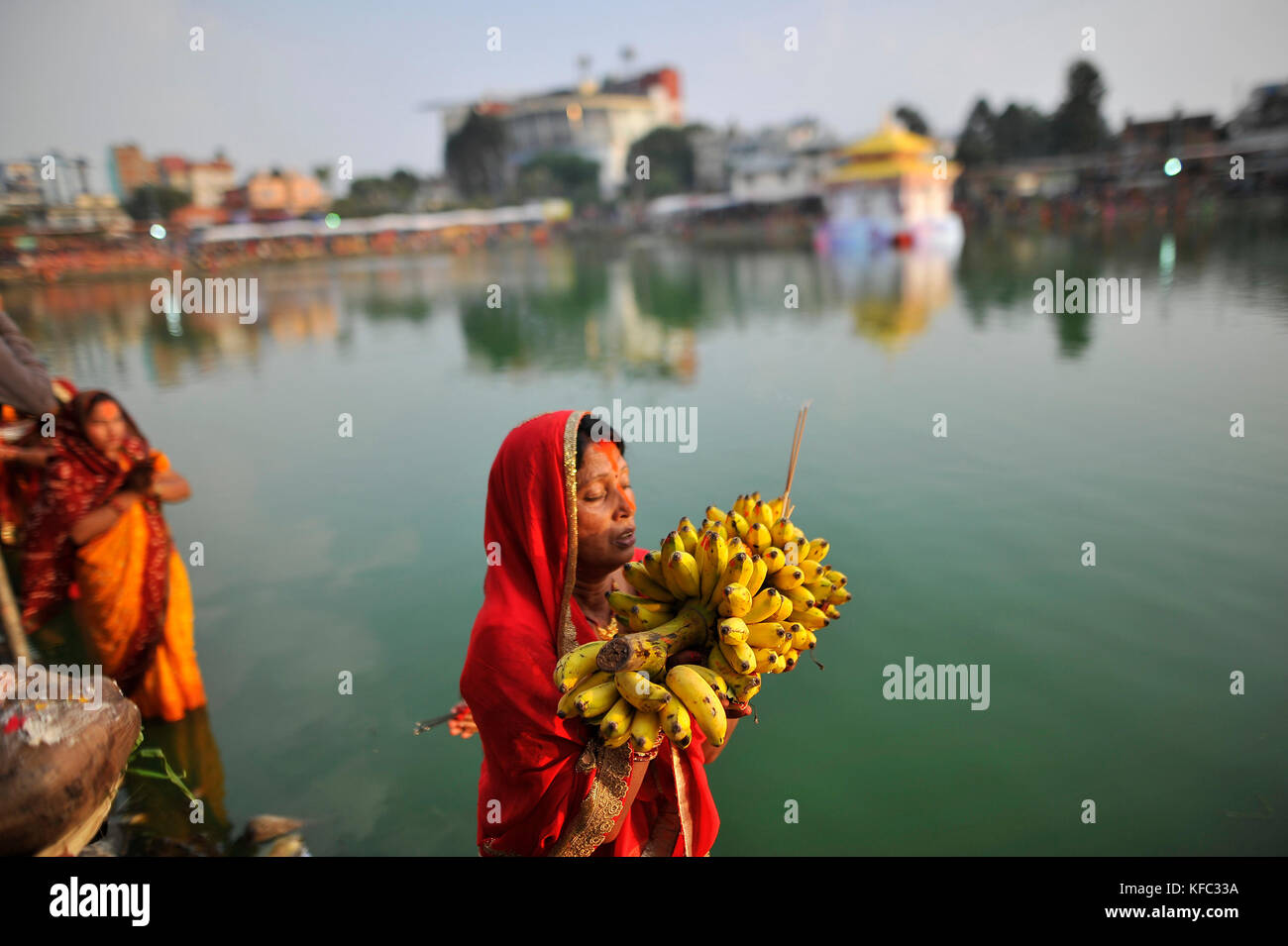 I devoti che porta frutti, religioni materiali per chhath puja festival a kamal pokhari, Kathmandu, Nepal giovedì 26 ottobre, 2017. chhath puja festival, il culto del dio sole, è comune in Nepal terai della regione ed è celebrata in Kathmandu nonché dal Terai europee e in India. il culto deve essere basata su uno stagno, un fiume o una qualsiasi fonte d'acqua, come per la tradizione religiosa. Foto Stock