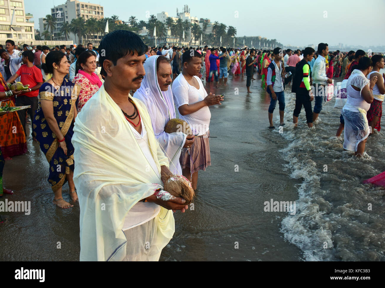 Mumbai, India. 26 ott 2017. devoti celebra la chhath puja festival presso spiaggia Juhu di Mumbai. Credito: azhar khan/Pacific press/alamy live news Foto Stock