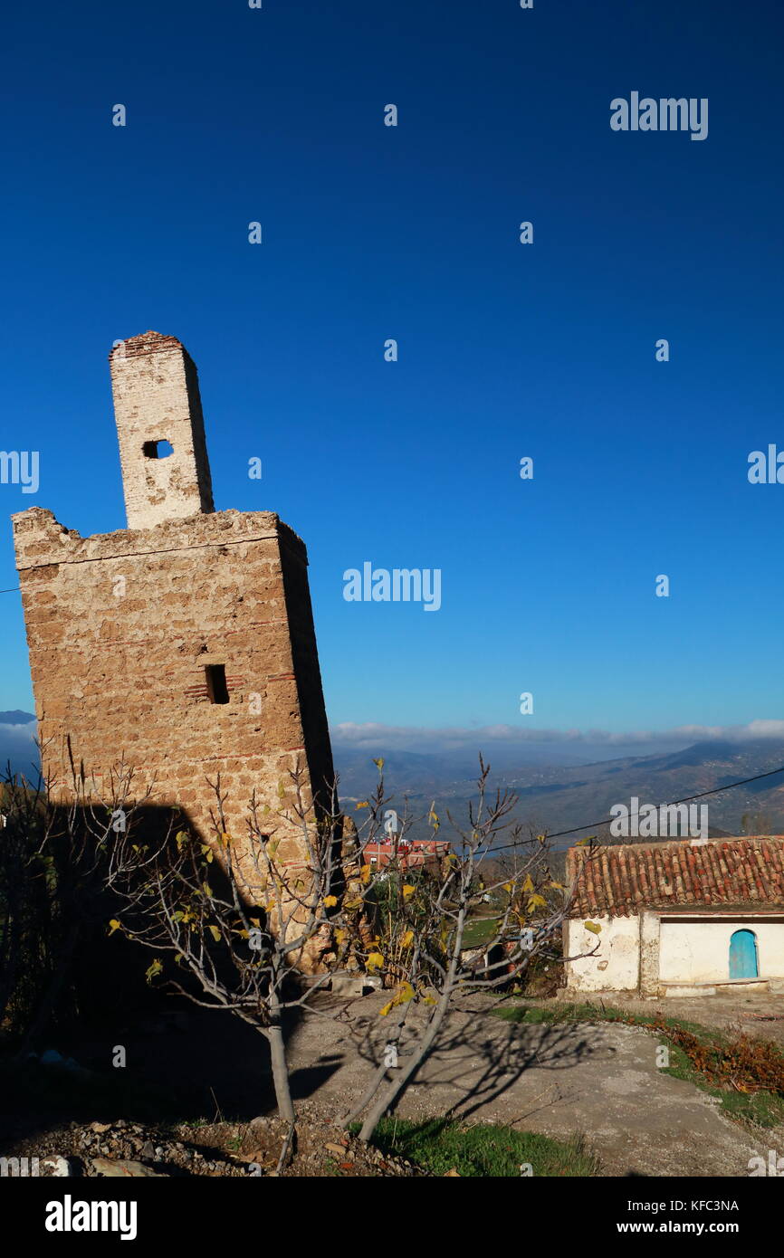 Inclinate il minareto della moschea antiche accanto a una casa. immagine verticale. Foto Stock