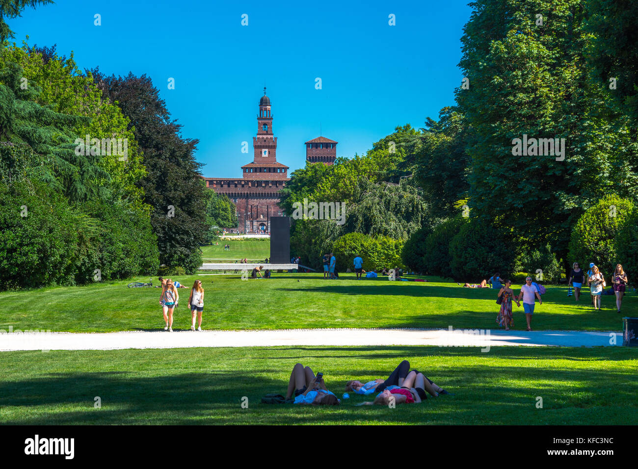 Le persone a rilassarsi presso il parco del Castello Sforzesco di Milano, Italia Foto Stock