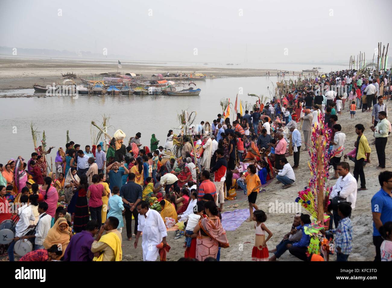 Di allahabad, India. 26 ott 2017. Di allahabad: devoto indù si riuniscono per offrire la preghiera al sole al tramonto in occasione di chhath puja festival a sangam, alla confluenza del fiume ganga, yamuna e saraswati mitologico di allahabad in su il 26-10-2017. Credito: prabhat kumar verma/Pacific press/alamy live news Foto Stock