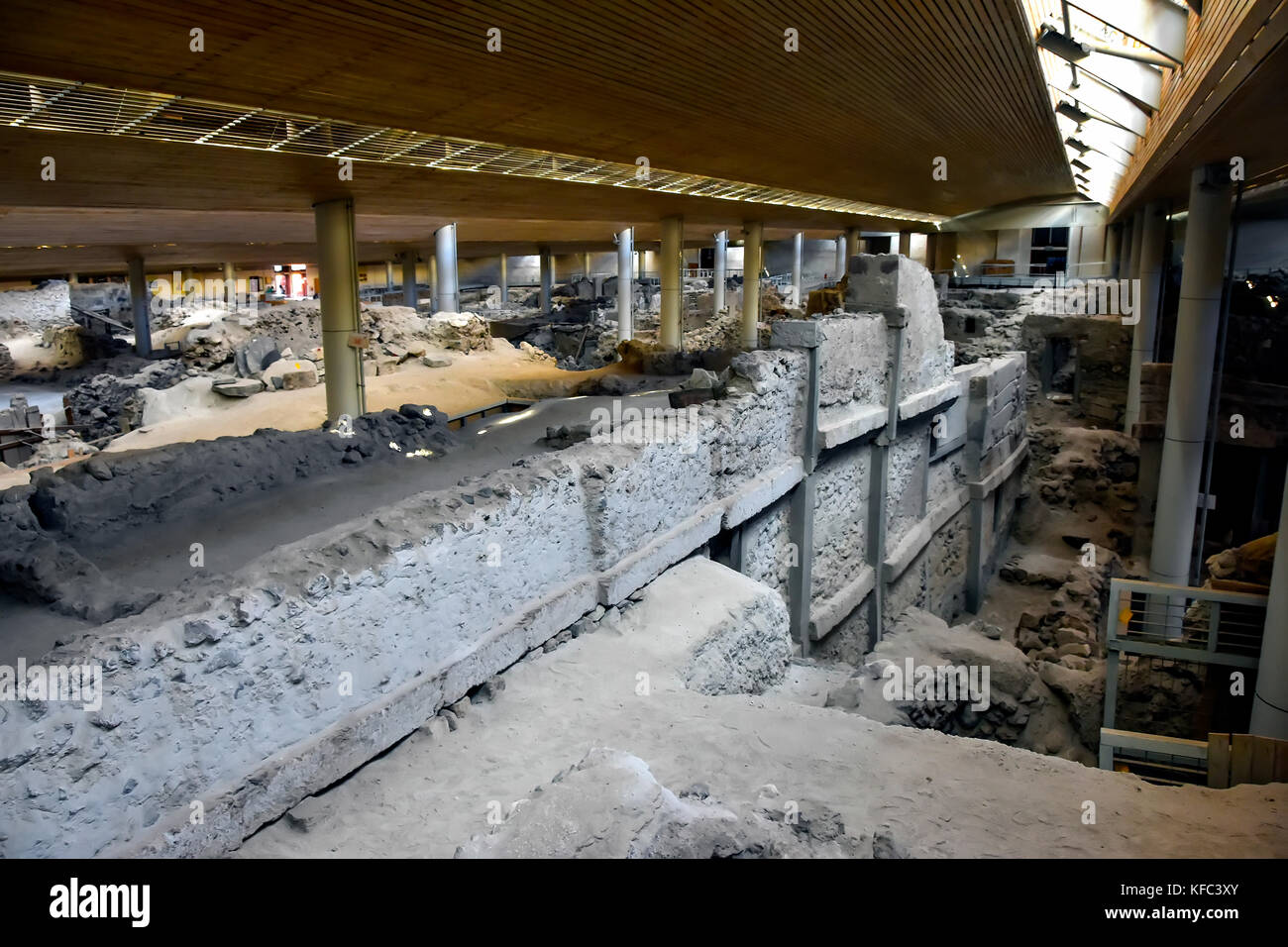 Akrotiti Minoan scavo multi-storia dimora nella costruzione di proteggere il sito archeologico, Santorini, Grecia. Foto Stock