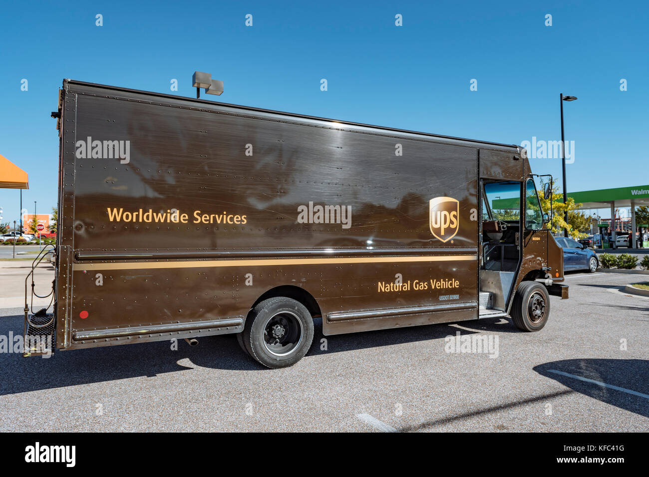Un basso livello di emissioni UPS van o furgone per consegne che corre sul gas naturale a Montgomery in Alabama, Stati Uniti d'America. Foto Stock