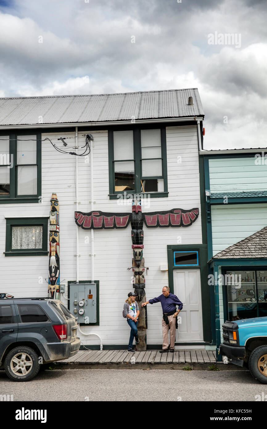 Stati Uniti d'America Alaska, Sitka, individui passeggiare e godersi l'atmosfera storica del centro cittadino di sitka Foto Stock