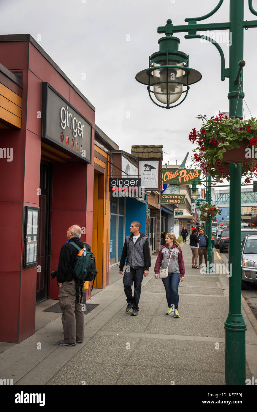 Stati Uniti d'America, Alaska, Anchorage, individui stand esterno e leggere il menu al ristorante Ginger Foto Stock