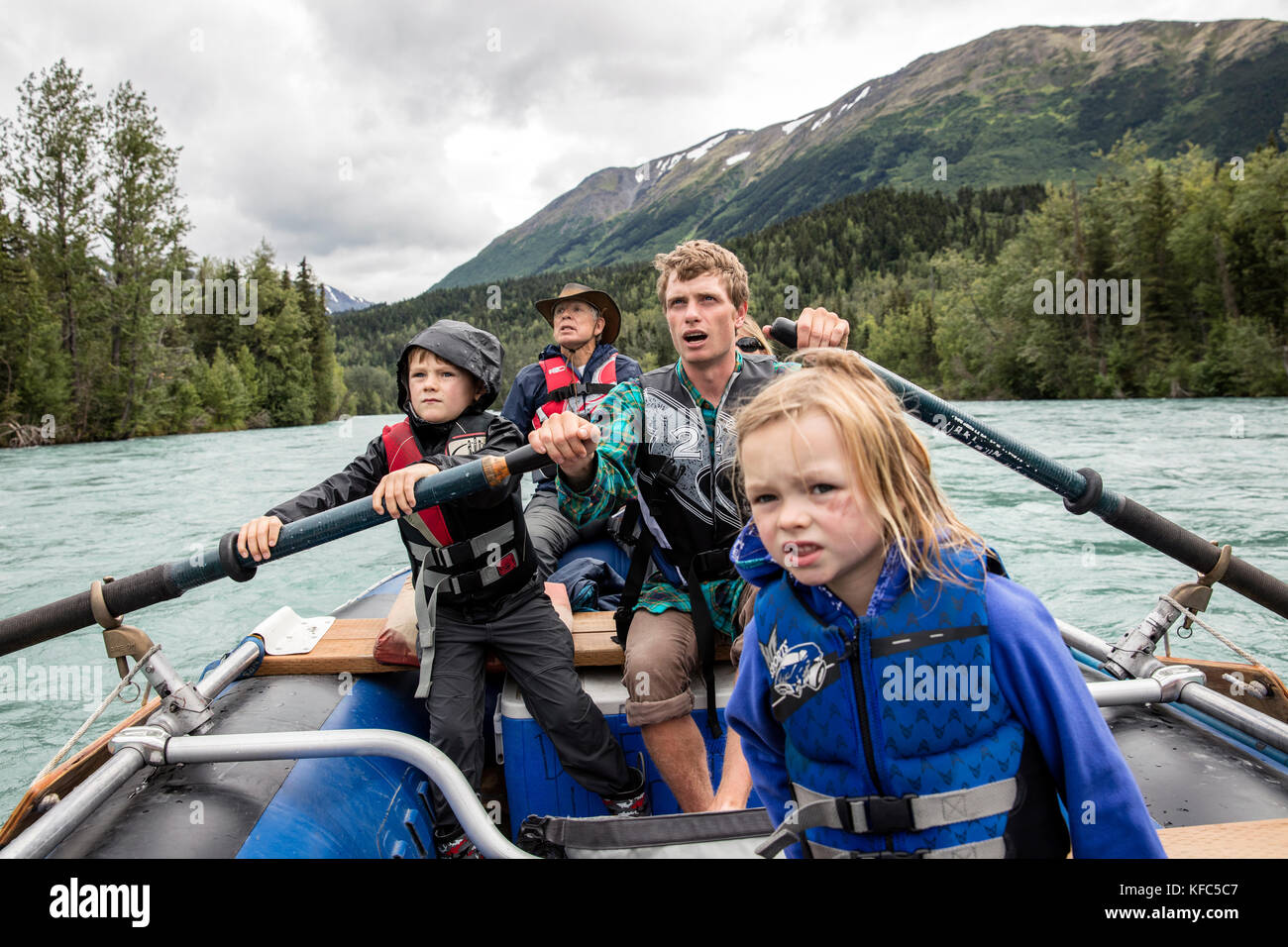 Stati Uniti d'America, Alaska, Coopers atterraggio, Kenai River, il gruppo di individui rafting lungo il fiume Kenai Foto Stock
