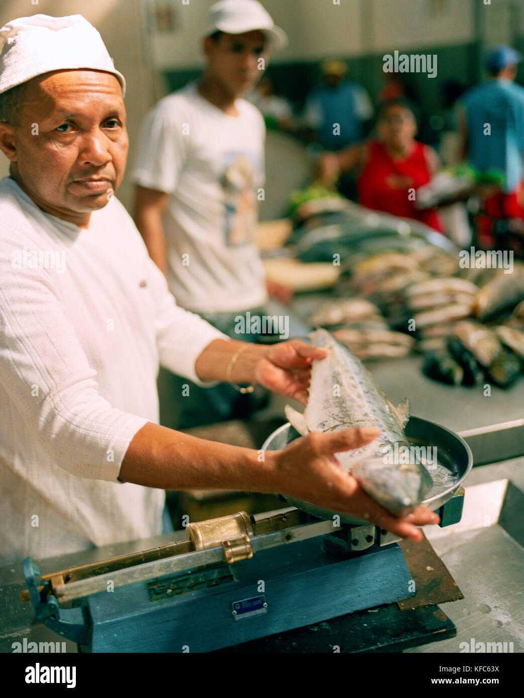 Il Brasile, Belem, America del Sud, un uomo pesa e vende Amazon pesci di fiume al mercato di Belem Foto Stock