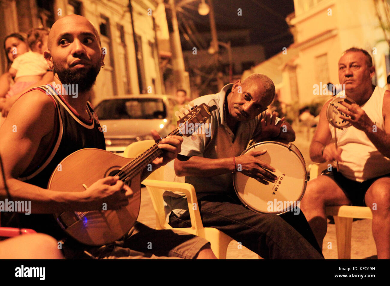 Il Brasile, Rio de Janeiro, individui raccogliere e riprodurre musica a Morro da Conceic?un?o, Lapa Foto Stock