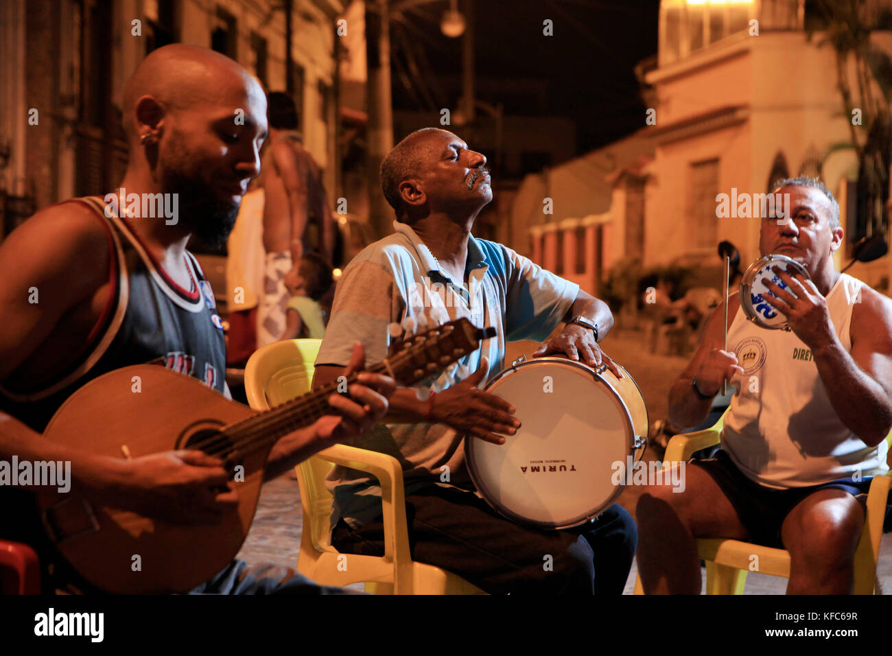 Il Brasile, Rio de Janeiro, individui raccogliere e riprodurre musica a Morro da Conceic?un?o, Lapa Foto Stock
