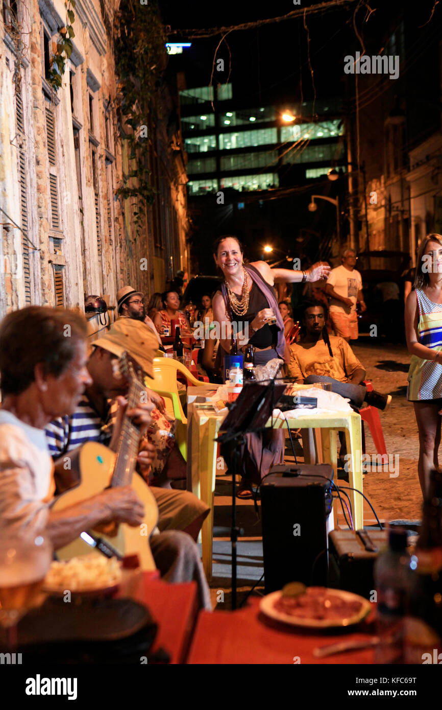Il Brasile, Rio de Janeiro, individui raccogliere e riprodurre musica a Morro da Conceic?un?o, Lapa Foto Stock