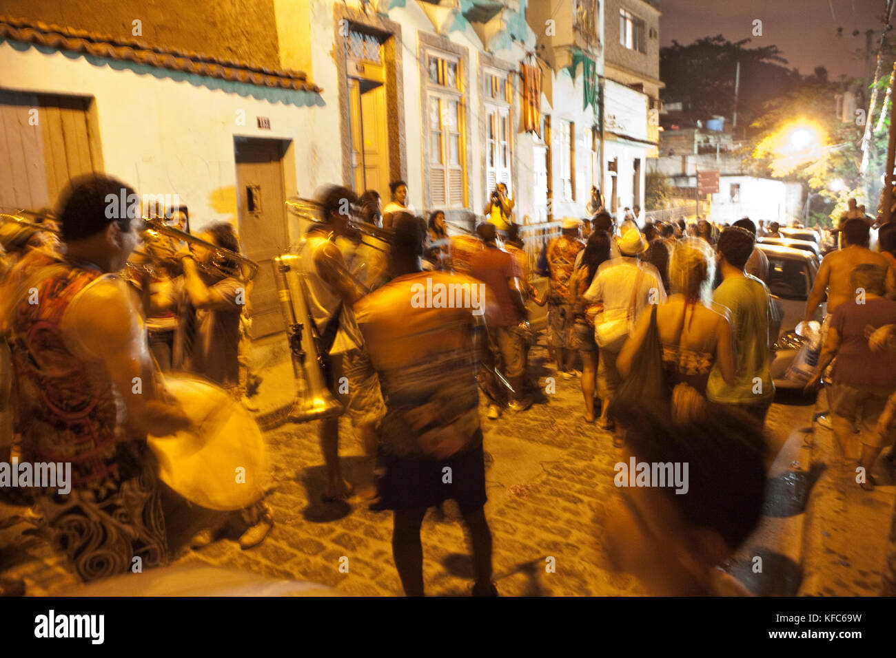 Il Brasile, Rio de Janeiro, individui raccogliere e riprodurre musica a Morro da Conceic?un?o, Lapa Foto Stock