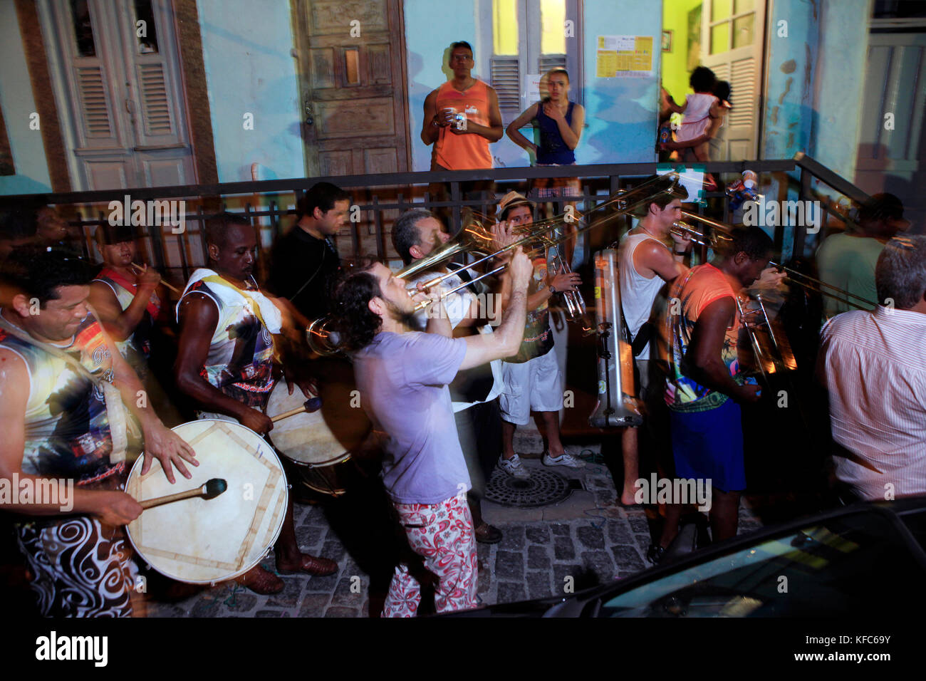 Il Brasile, Rio de Janeiro, individui raccogliere e riprodurre musica a Morro da Conceic?un?o, Lapa Foto Stock