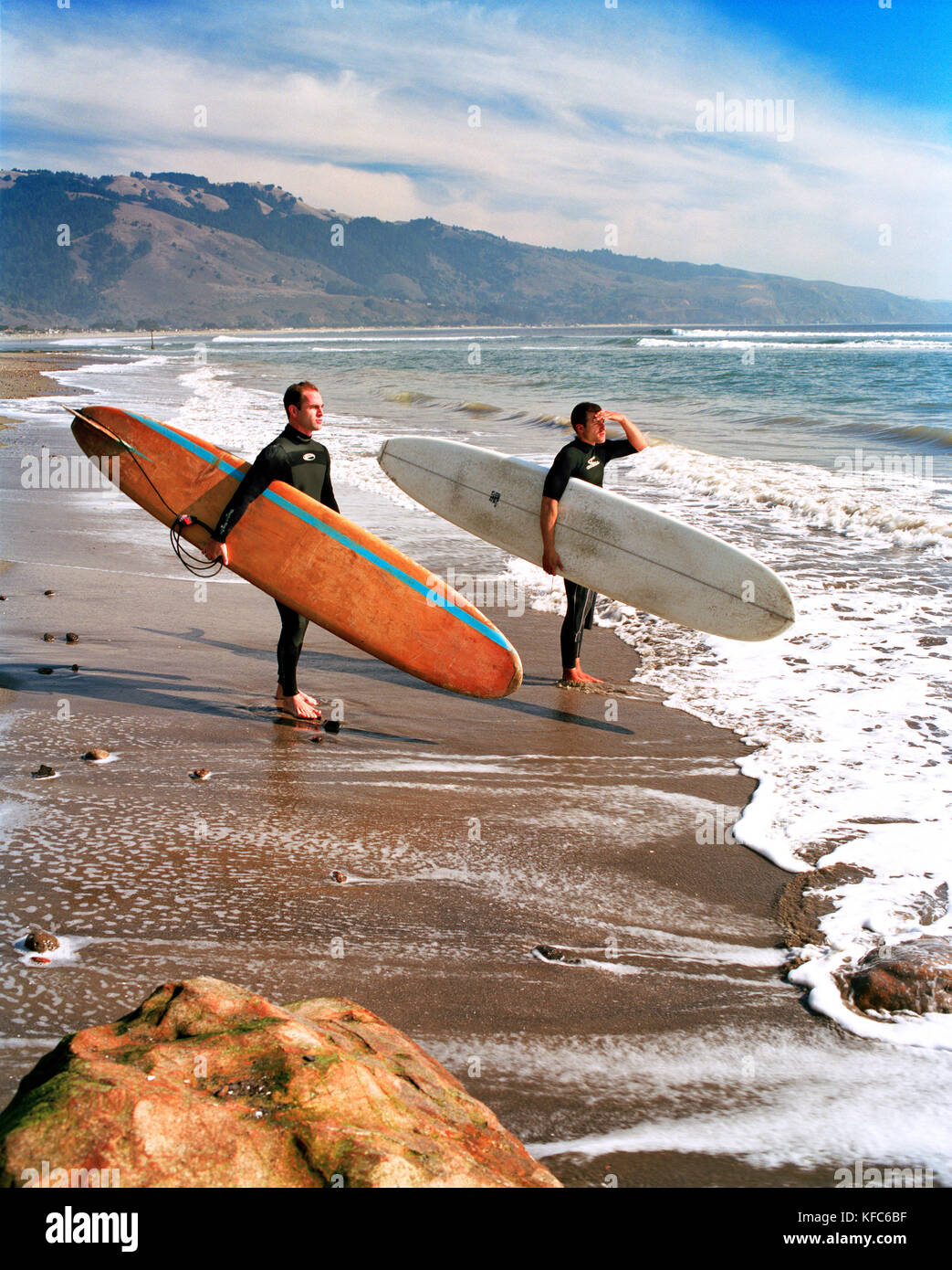 Stati Uniti, California, Bolinas, surfisti guardare le onde prima di arrivare in acqua Foto Stock
