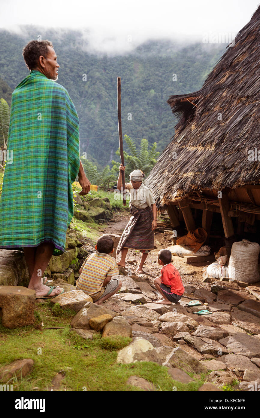 Indonesia, Flores, Maria nedi prepara il caffè mentre la sua famiglia orologi nel villaggio di montagna di wae rebo Foto Stock