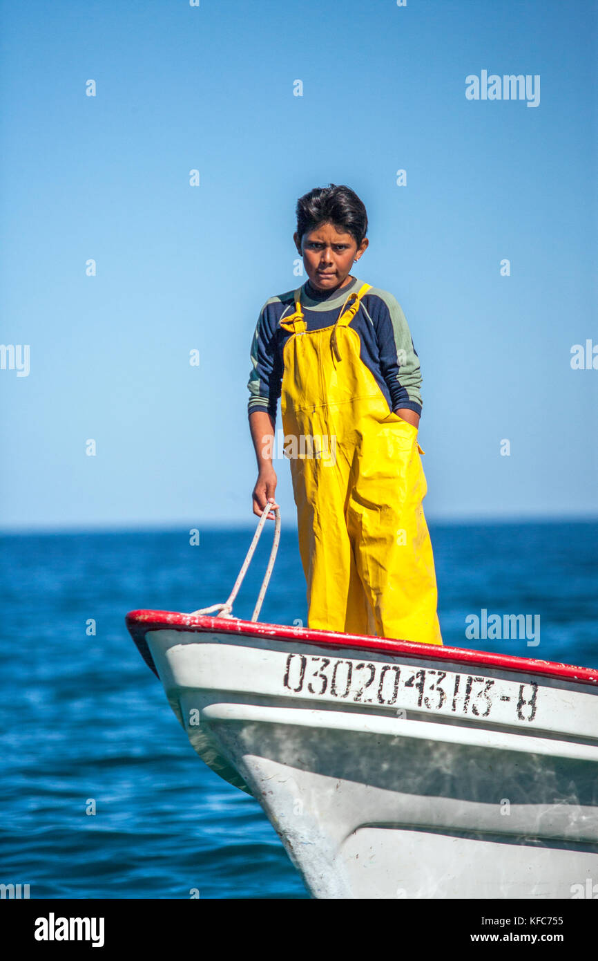 Messico, Baja, magdalena bay, oceano pacifico, un ragazzo su uno dei grigi whale watching tour barche Foto Stock