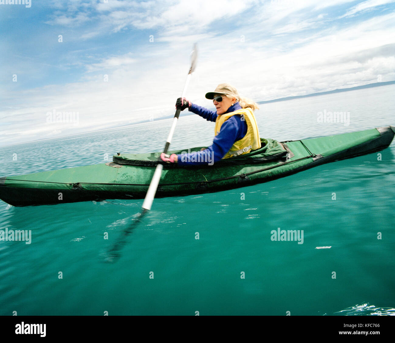 MONGOLIA, Lago Khuvsgul, dark blue pearl, una donna kayak, Khuvsgul Parco Nazionale Foto Stock