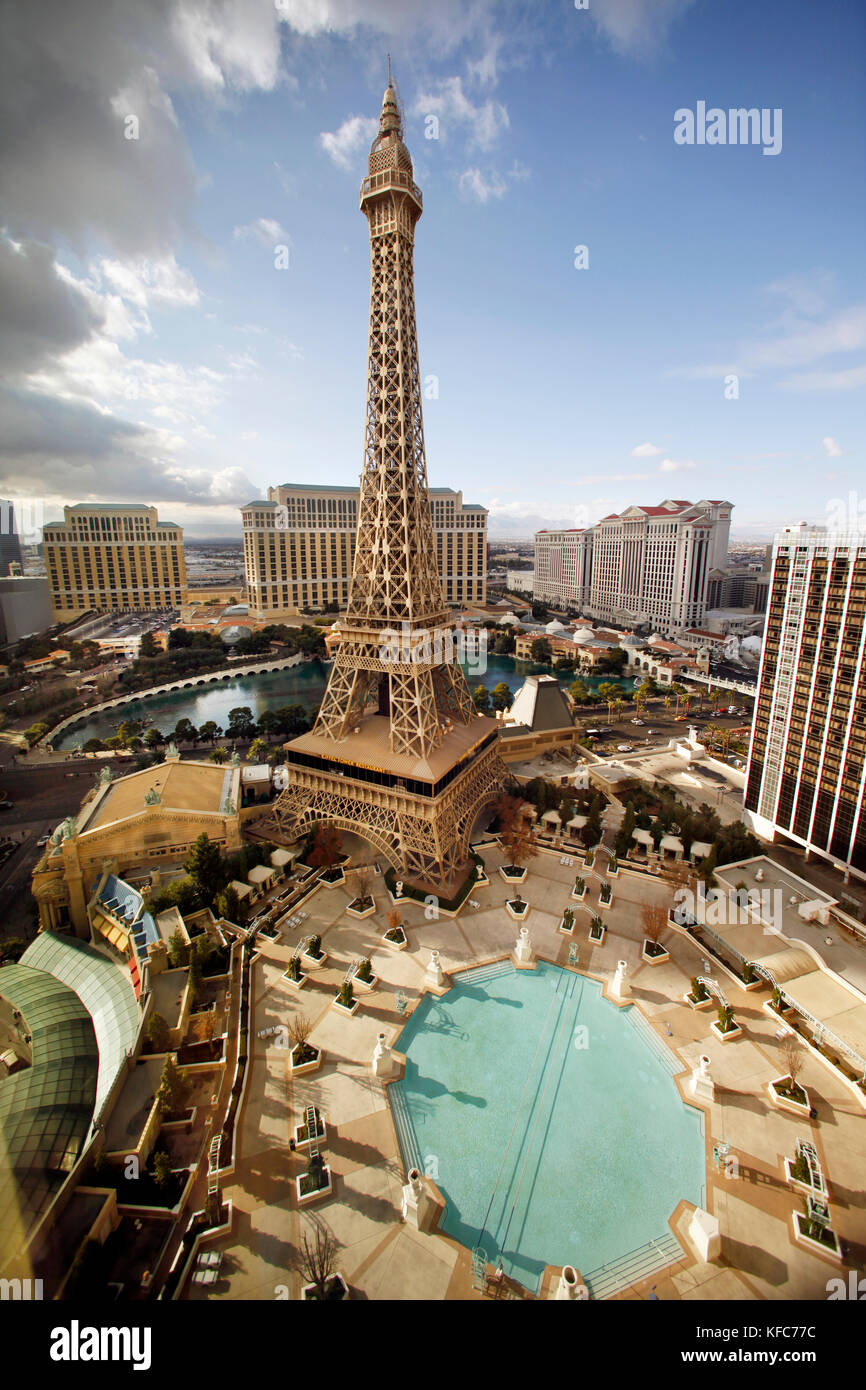 Stati Uniti d'America, Nevada, Las Vegas, la torre eiffel come vista da una  suite al Paris Las Vegas hotel e casino, città del peccato Foto stock -  Alamy