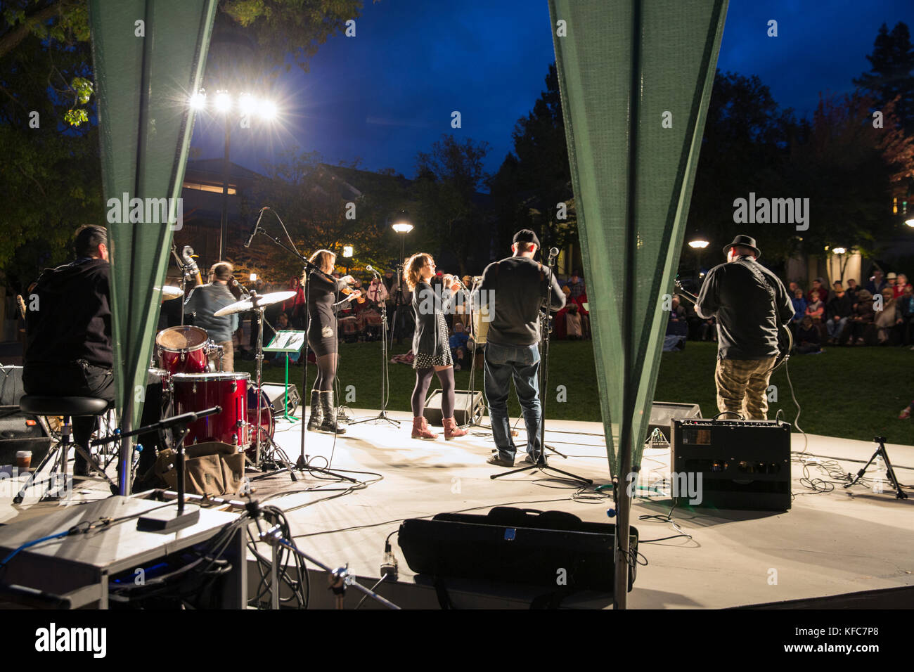 Stati Uniti d'America, oregon, Ashland, esecutori al green visualizza al di fuori dell'Angus bowmer theatre, Oregon Shakespeare Festival Foto Stock