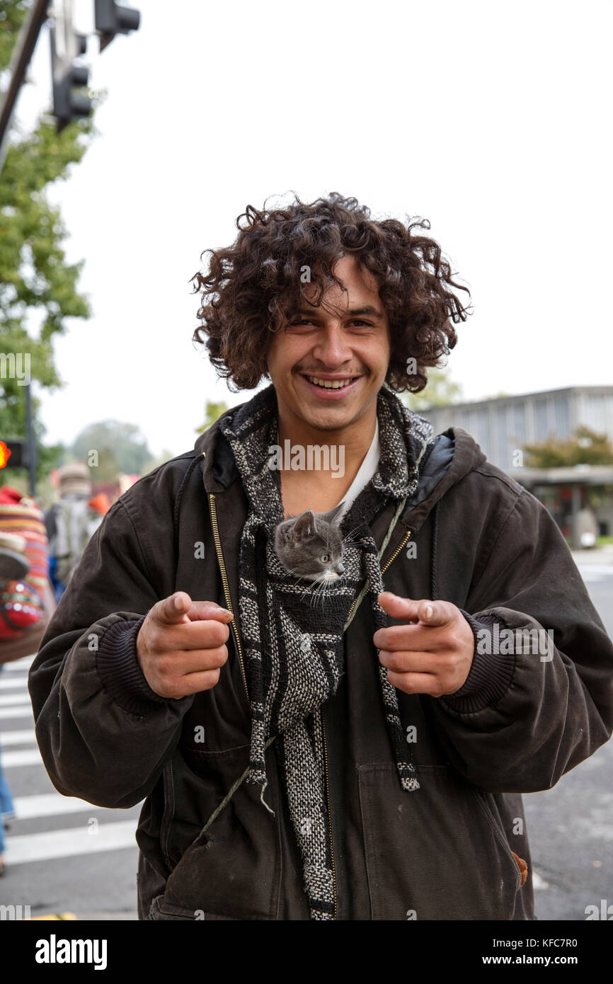 Stati Uniti d'America, Oregon, Ashland, colpo di un locale e il suo gatto nel centro cittadino sulla East Main Street Foto Stock