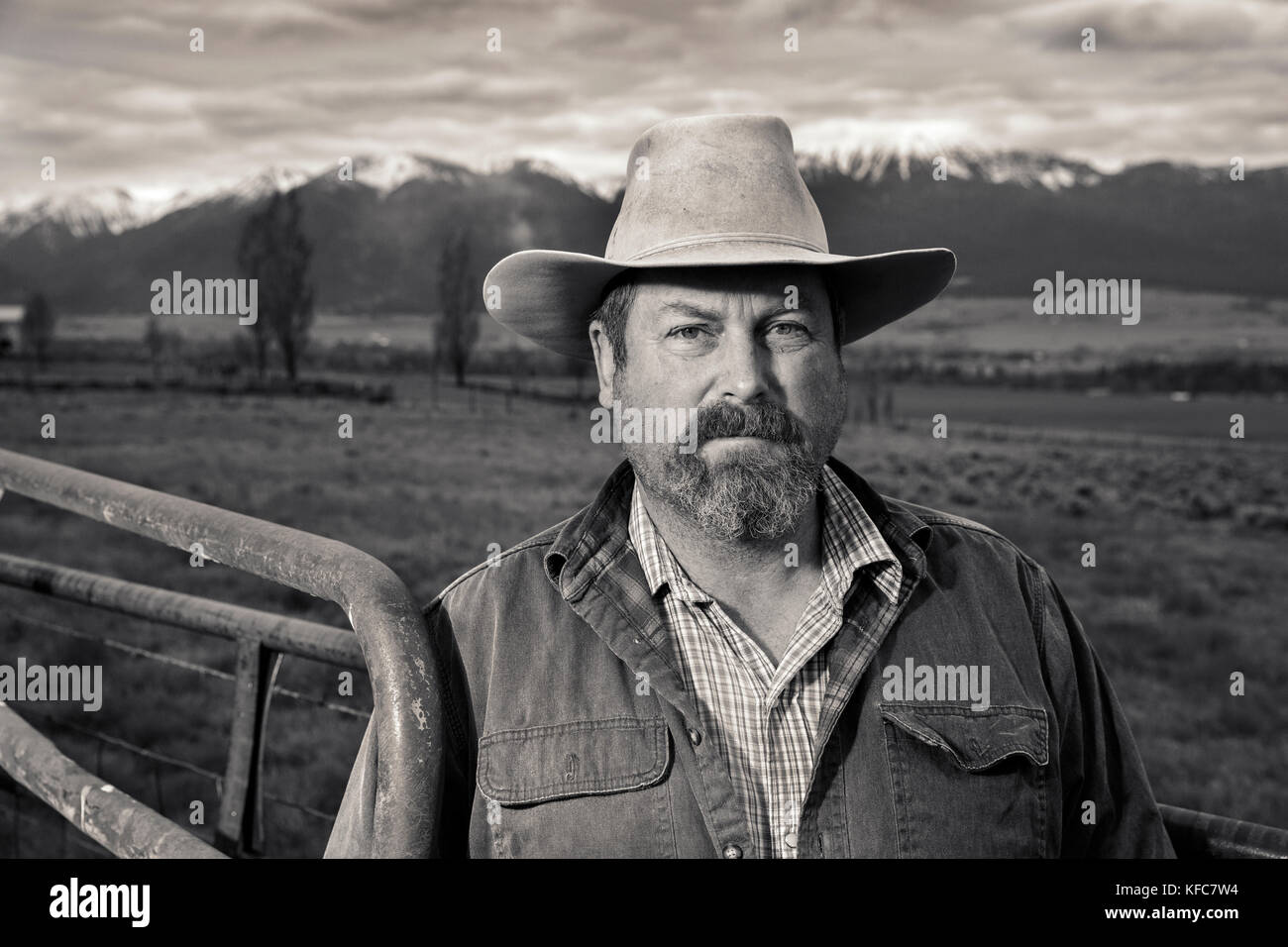 Stati Uniti d'America, oregon, enterprise, ritratto di cowboy e rancher todd nash in un ranch nel nord est della Oregon tra impresa e Giuseppe, guardando verso la e Foto Stock