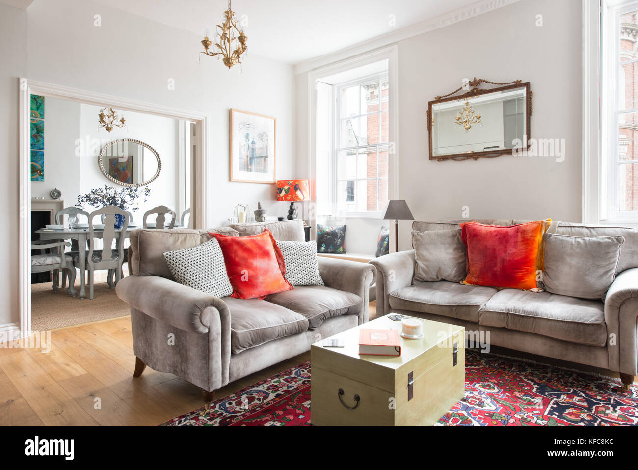 Un contemporaneo / tradizionalmente interni in stile salotto con una vista attraverso un elegante sala da pranzo in una casa del Regno Unito Foto Stock