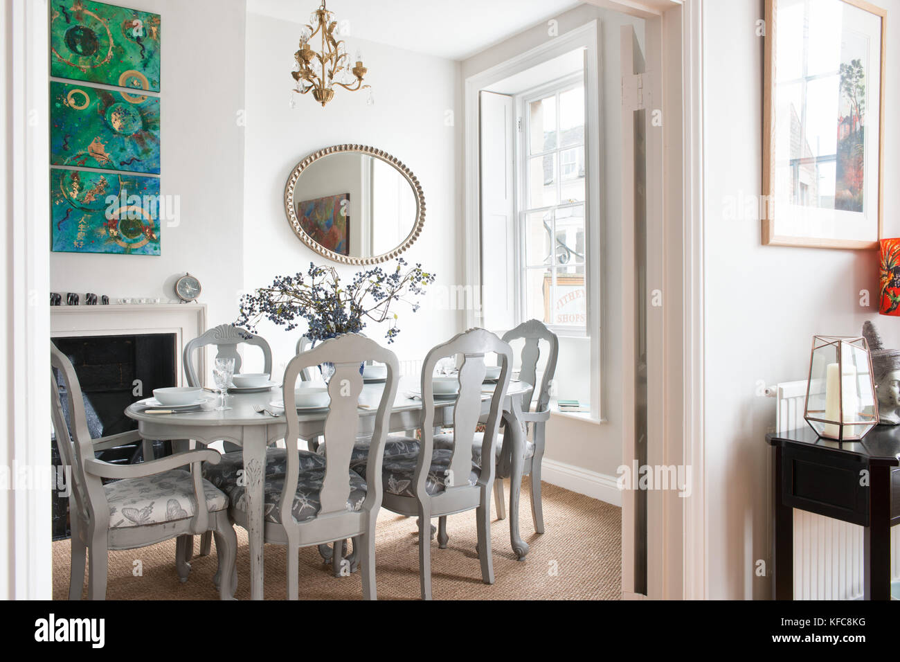 Un contemporaneo / tradizionalmente interni in stile sala da pranzo, che mostra un tavolo da pranzo e altri mobili in una casa del Regno Unito. Foto Stock