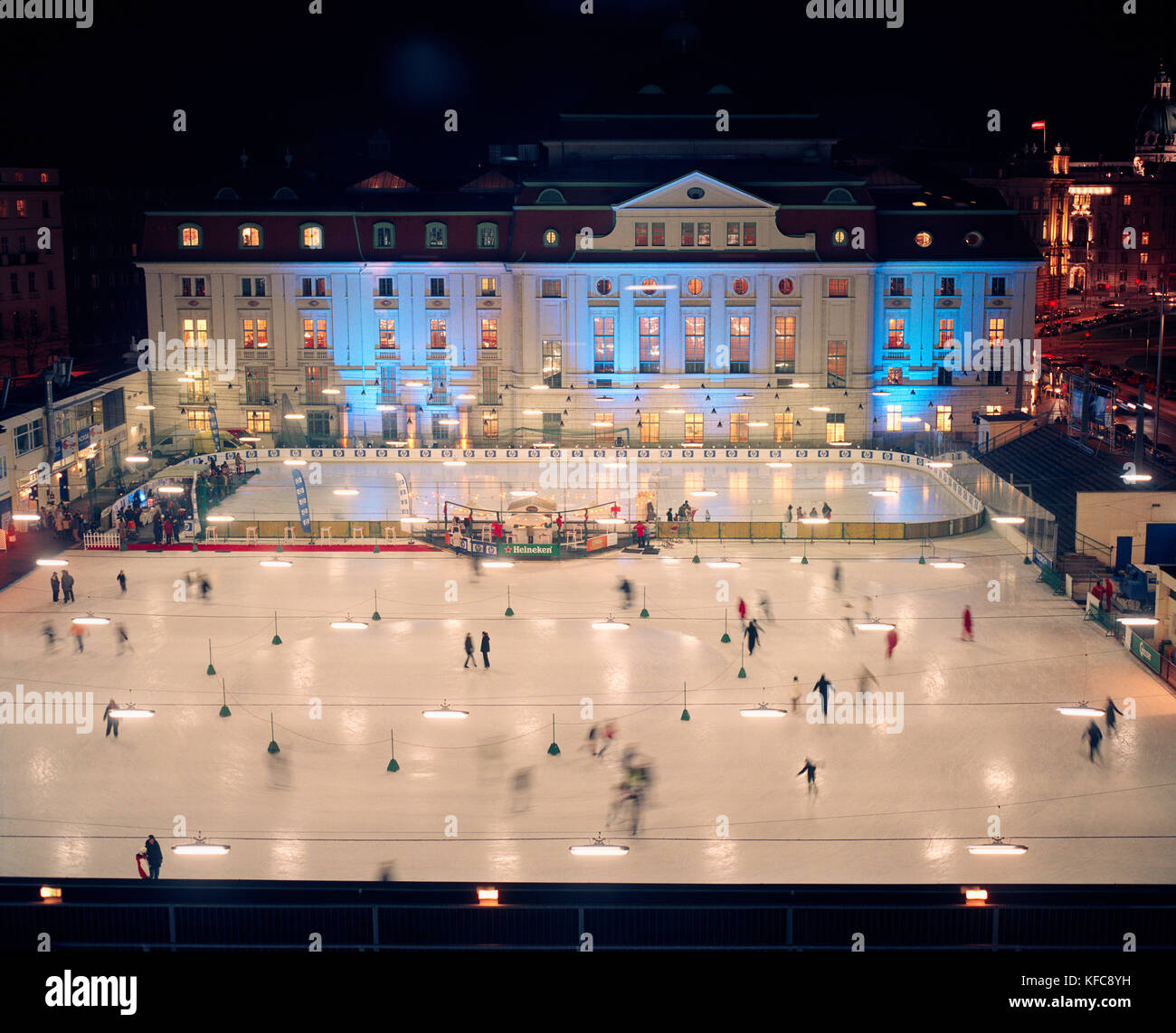 AUSTRIA, Vienna, vista in elevazione dei pattinatori concerto fuori casa durante la notte. La vista è da una finestra di una camera presso l'Hotel Intercontinental Foto Stock