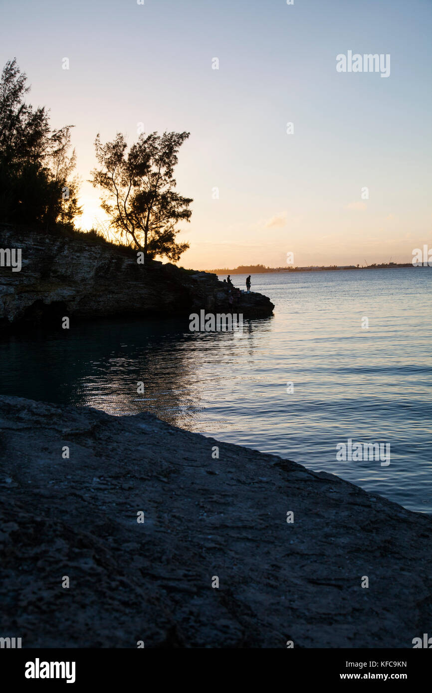 BERMUDA. Parrocchia di Hamilton. Cliff jumping, nuoto fuori da un punto nella Admiralty House Park di Hamilton. Foto Stock