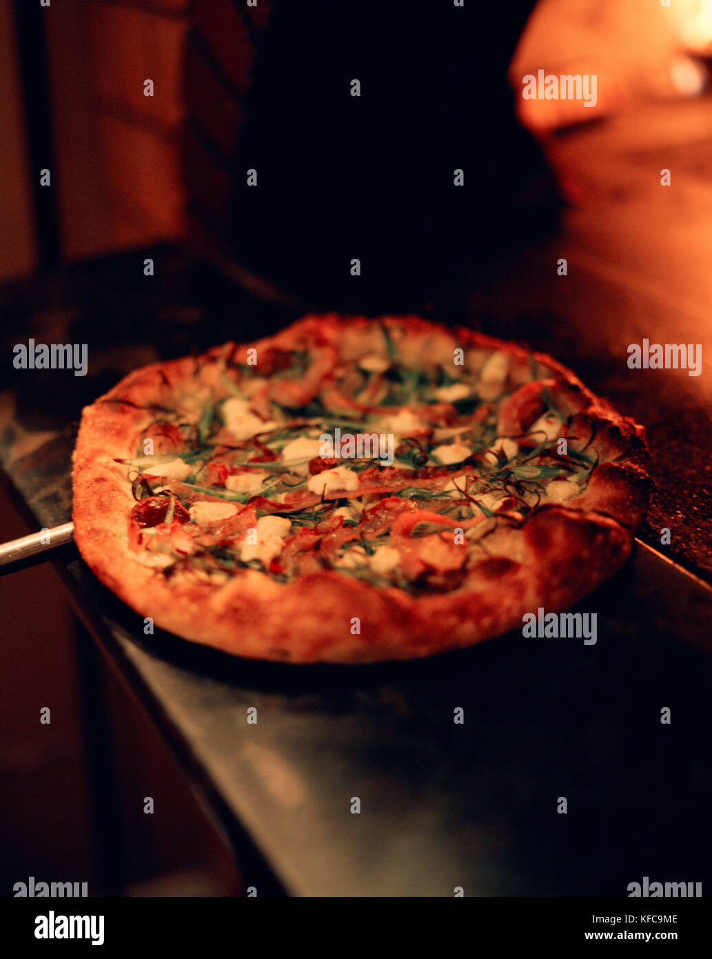 Stati Uniti, California, Los Angeles, close-up di pizza prese degli oltre alla pizzeria Mozza. Foto Stock