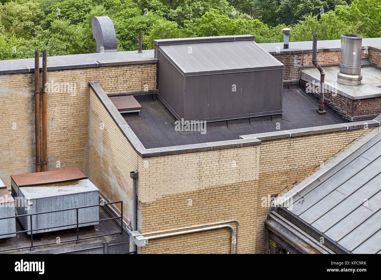 Ventilazione e aria condizionata infrastruttura su appartamento edificio sul tetto. Foto Stock