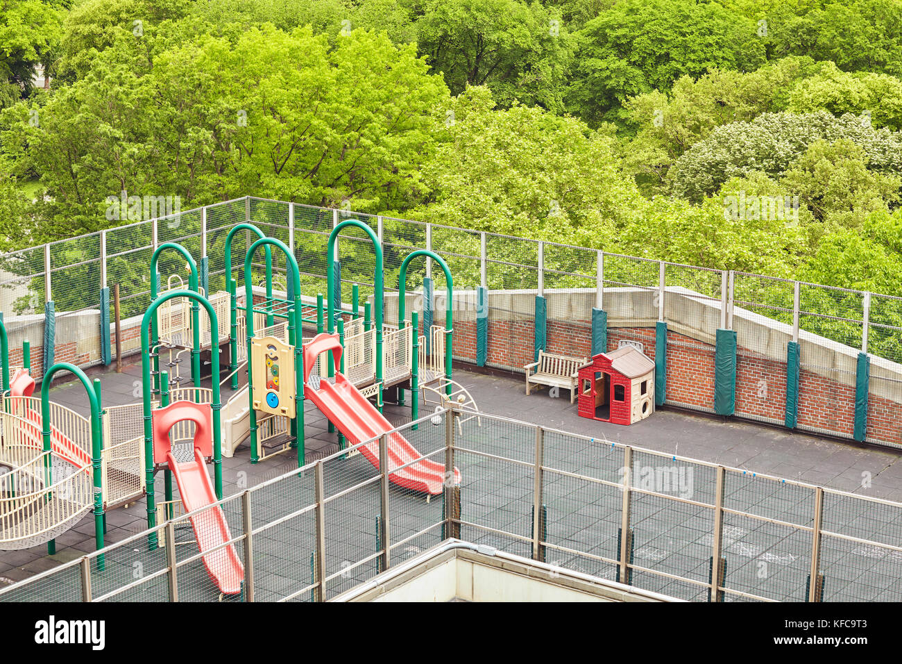 Il parco giochi per i bambini su un tetto di new york city, urban infanzia concetto. Foto Stock
