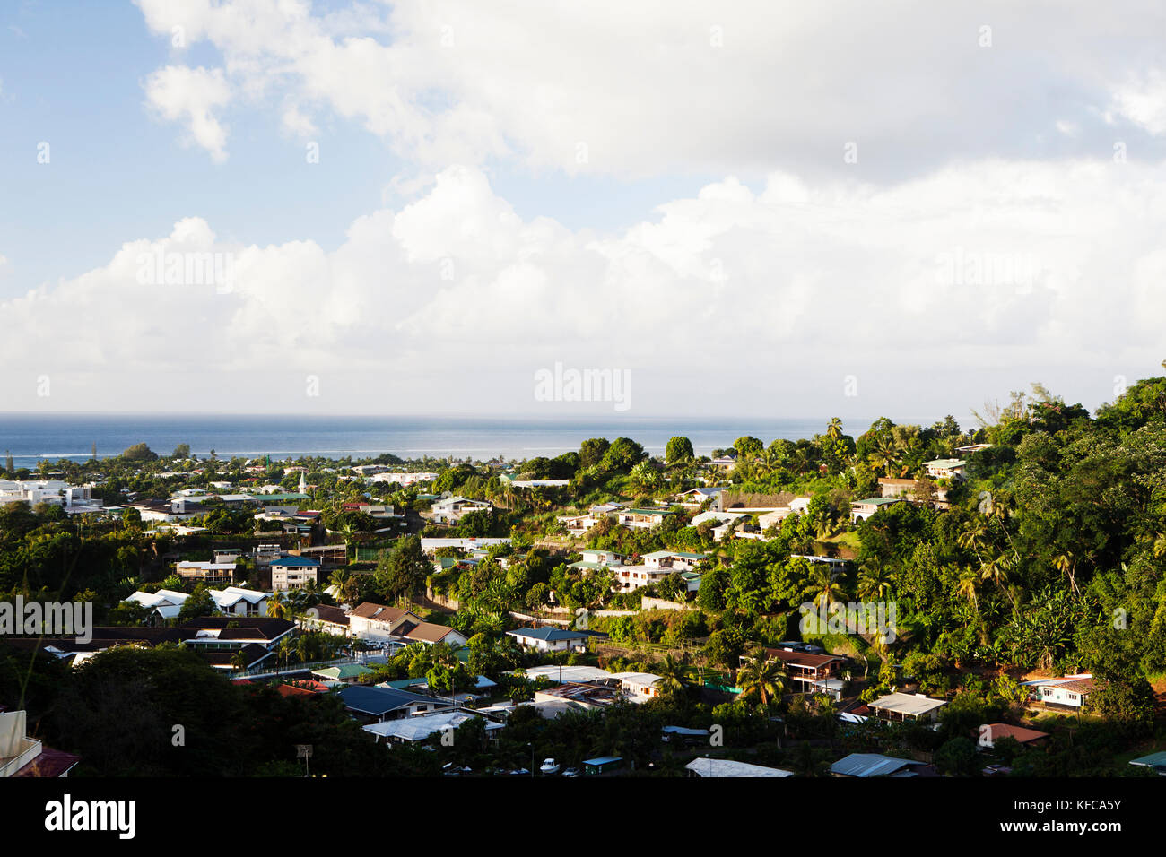 Polinesia francese, Tahiti. Una vista di una città sull'isola di Tahiti. Foto Stock
