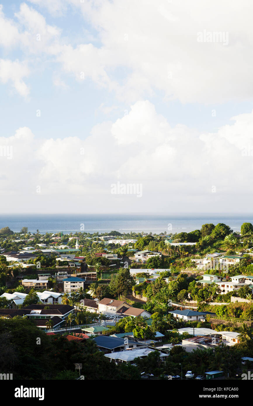 Polinesia francese, Tahiti. Una vista di una città sull'isola di Tahiti. Foto Stock