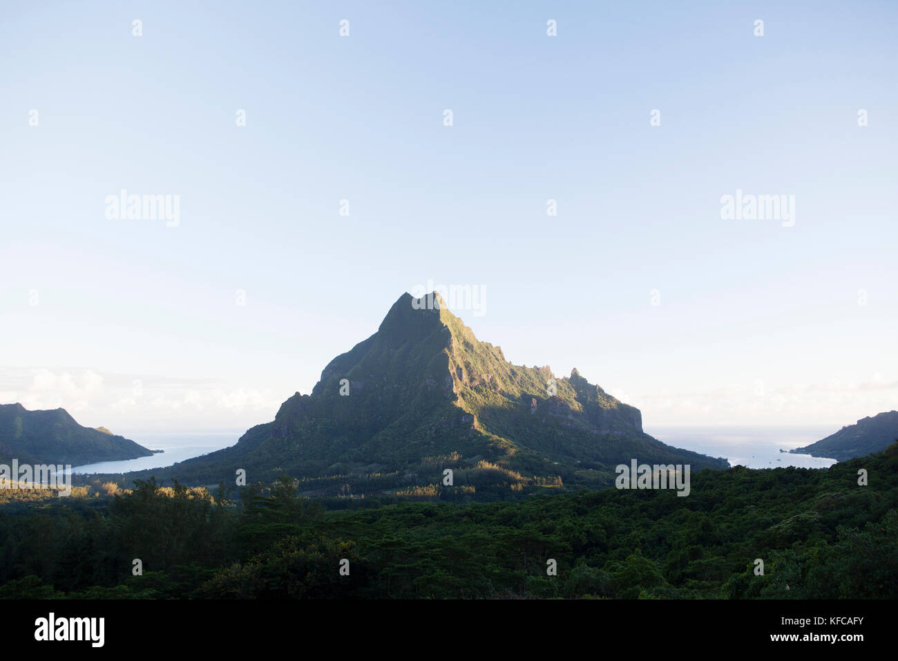 Polinesia Francese, Moorea. Una vista della baia Opunohu sulla sinistra e i cuochi Bay sulla destra, separate al centro da una montagna. Foto Stock