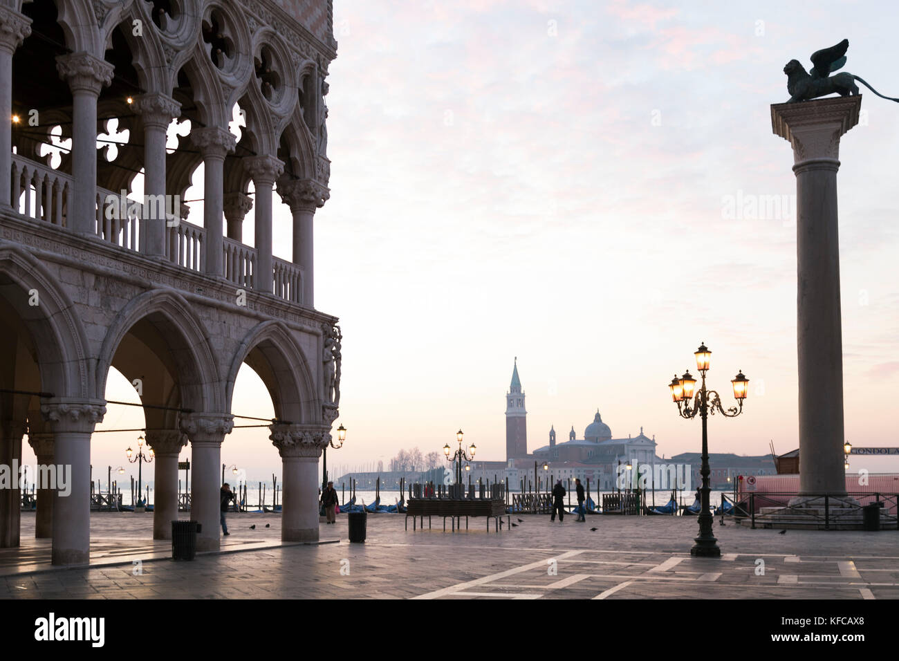 L'Italia, Venezia. Una vista del Palazzo del Doge a sinistra e la colonna del leone a destra in Piazza San Marco. L'isola di San Giorgio Maggior Foto Stock