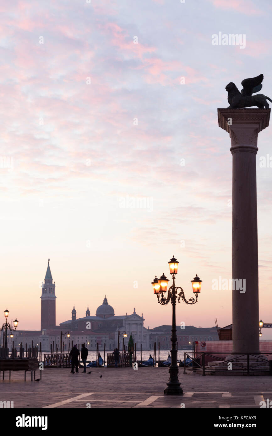 L'Italia, Venezia. Vista la colonna del leone a destra in Piazza San Marco. L'isola di San Giorgio Maggiore può essere visto in lontananza, Foto Stock