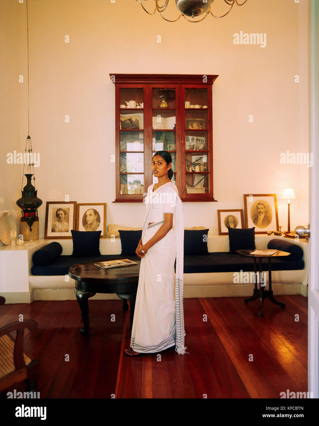 SRI LANKA Asia, Galle, ritratto di una donna in sari in piedi nella biblioteca dell'Amangalla Hotel a Galle. Foto Stock