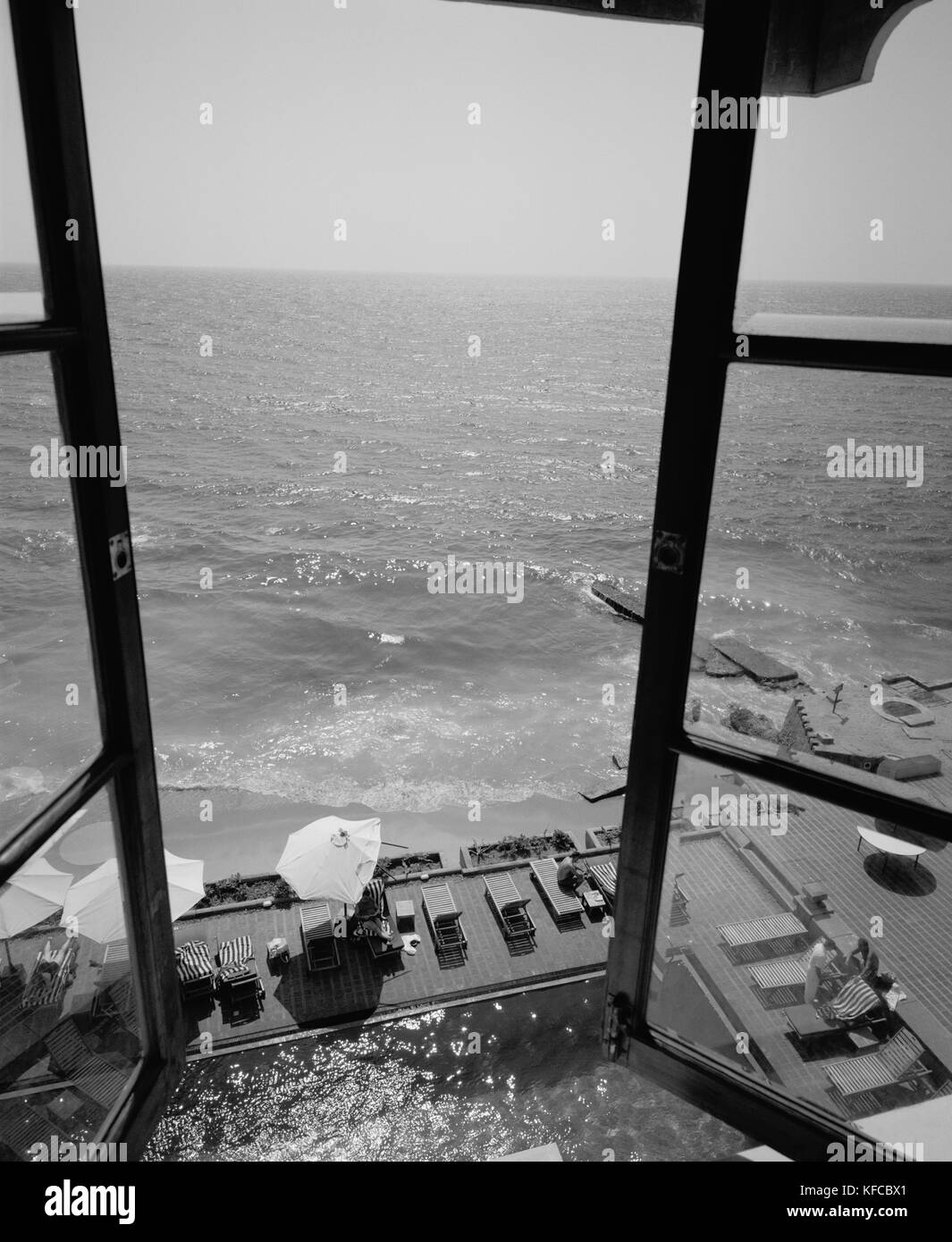 SRI LANKA Asia, Colombo, elevati vista da una finestra della camera del Galle Face Hotel a Colombo (B&W) Foto Stock