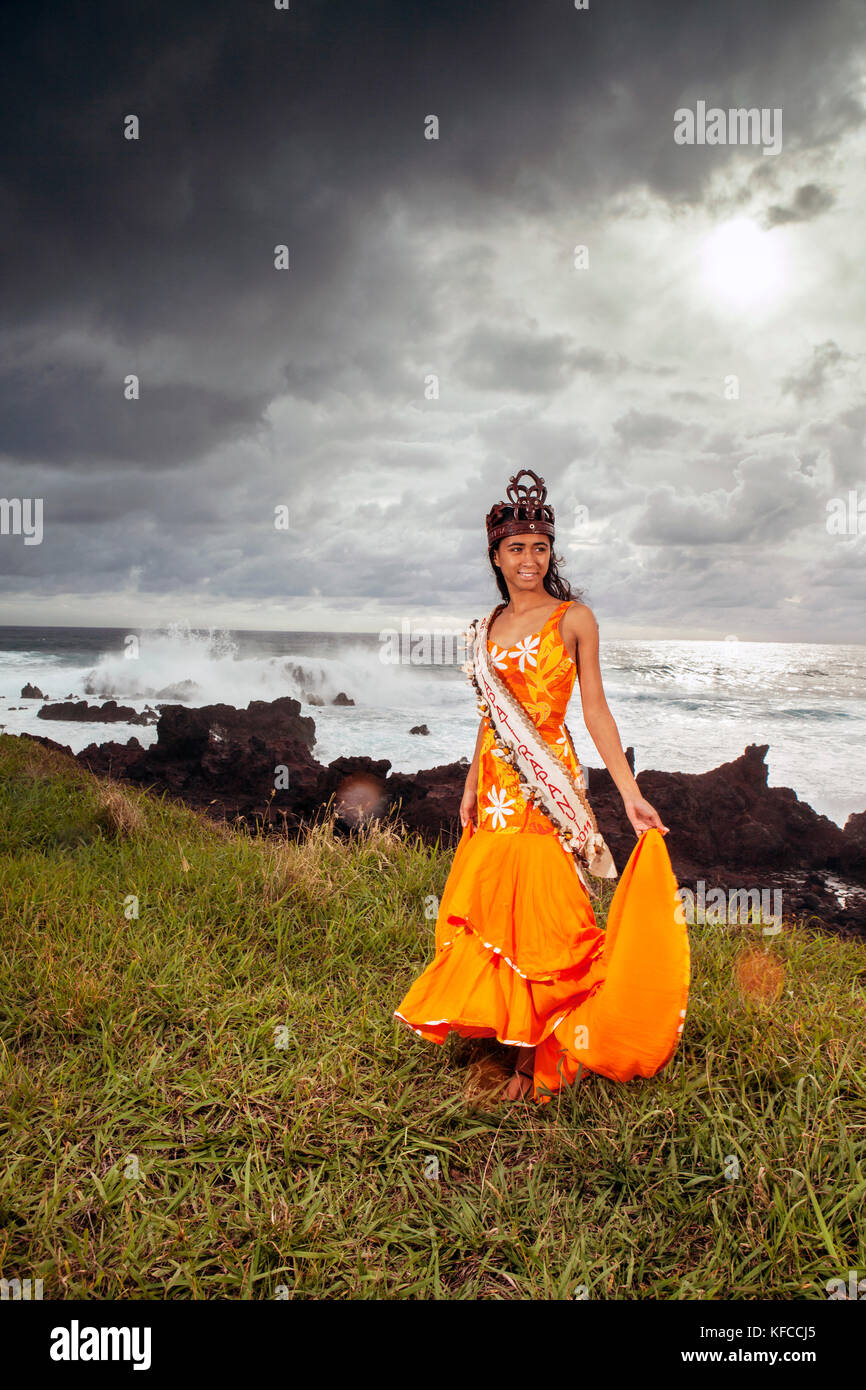 Isola di Pasqua, Cile, Isla de Pascua, Rapa Nui, ariki vahine, regina dell'isola sorge sul cliffside vicino al mare Foto Stock