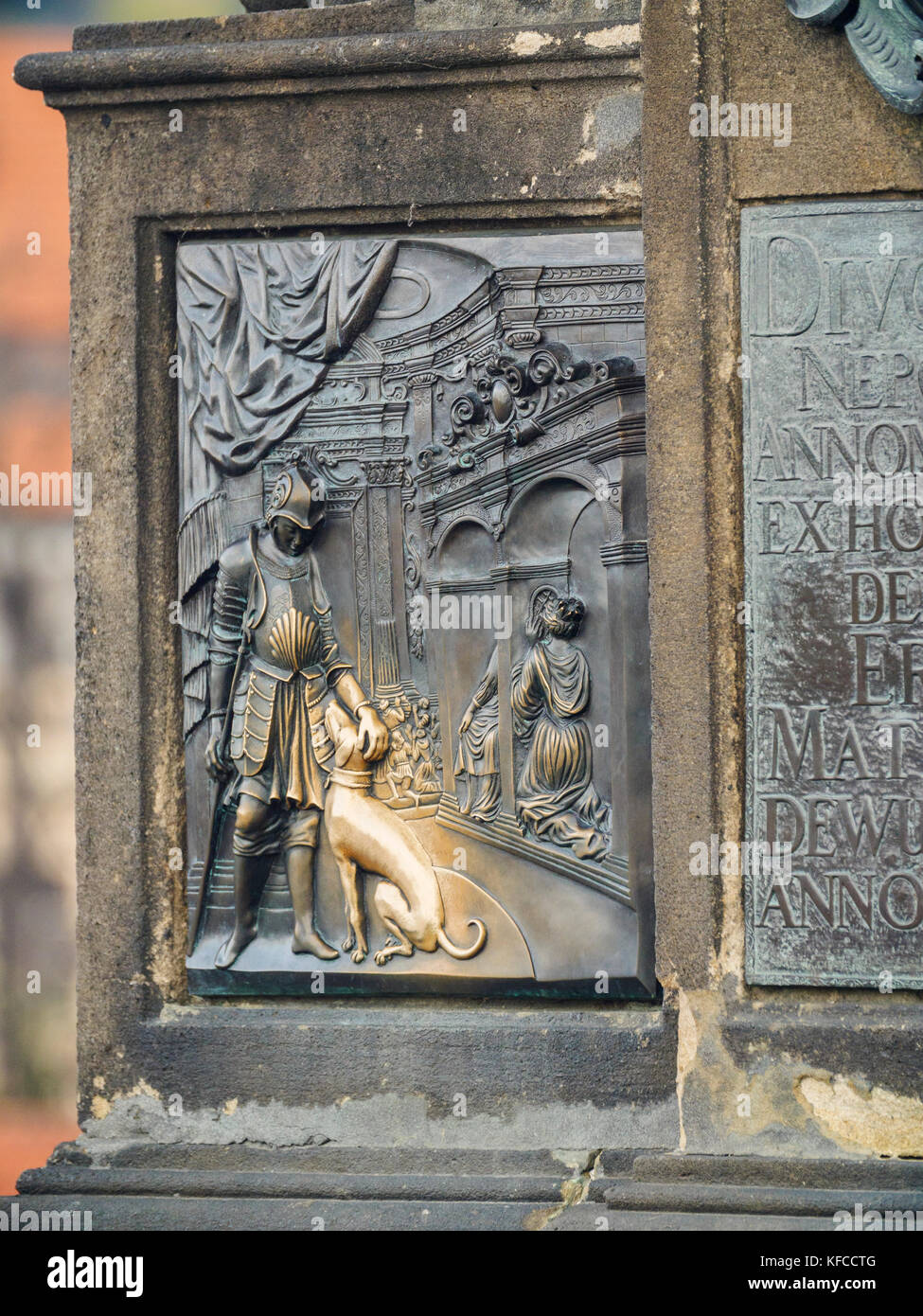 La tradizione dice che se si sfregano e toccare la targa di bronzo si suppone di portare la buona fortuna e garantire il ritorno a Praga Foto Stock