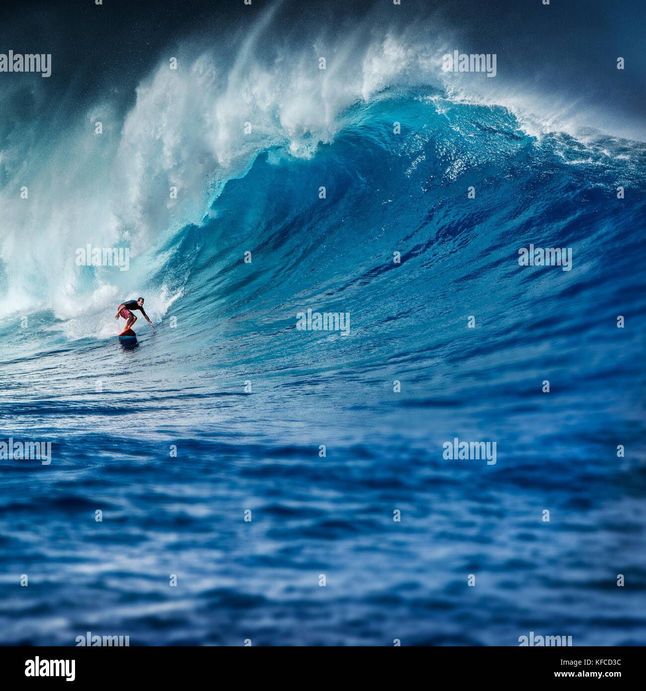USA, Hawaii, Maui, il surfista Mike Pietsch surfà un'onda gigante a Jaws, Peahi sulla North Shore di Maui Foto Stock