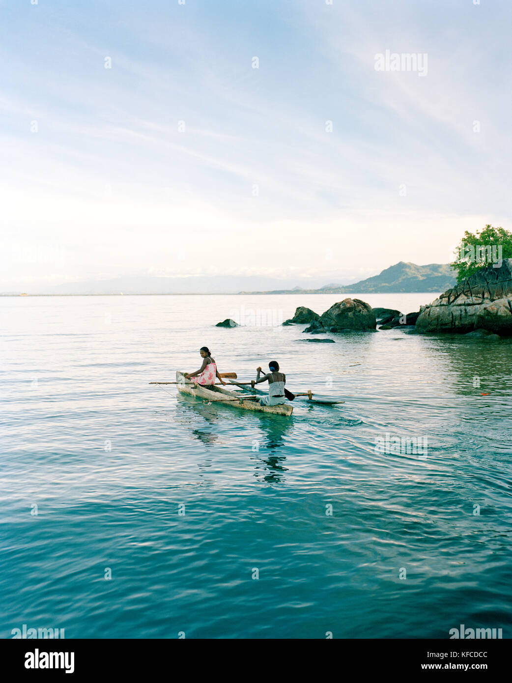 Madagascar, due donne che viaggiano in una piroga, nosy komba Foto Stock