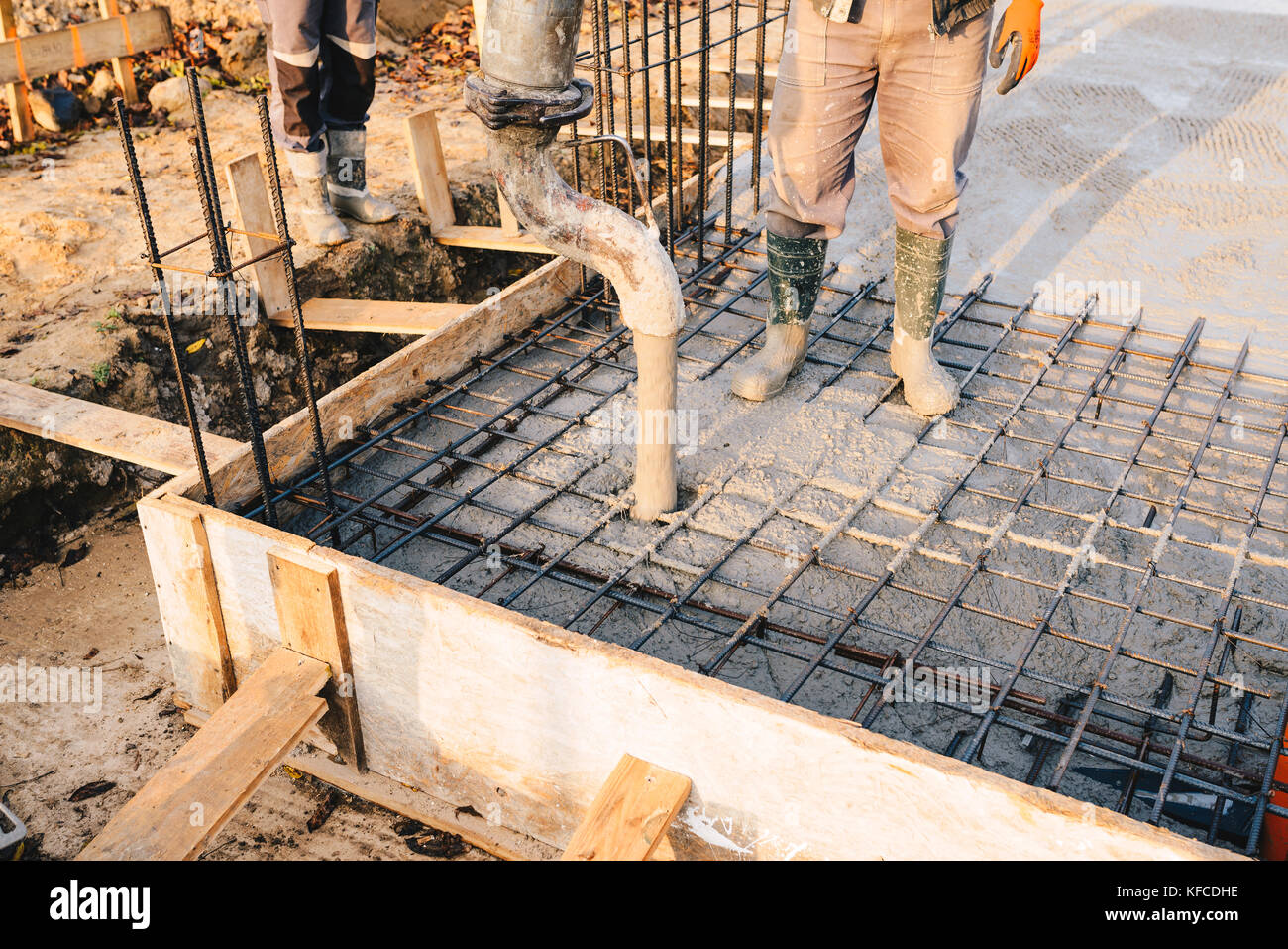 La gettata di calcestruzzo durante la cementificazione commerciale  pavimenti degli edifici in costruzione sito - Lastra di calcestruzzo Foto  stock - Alamy