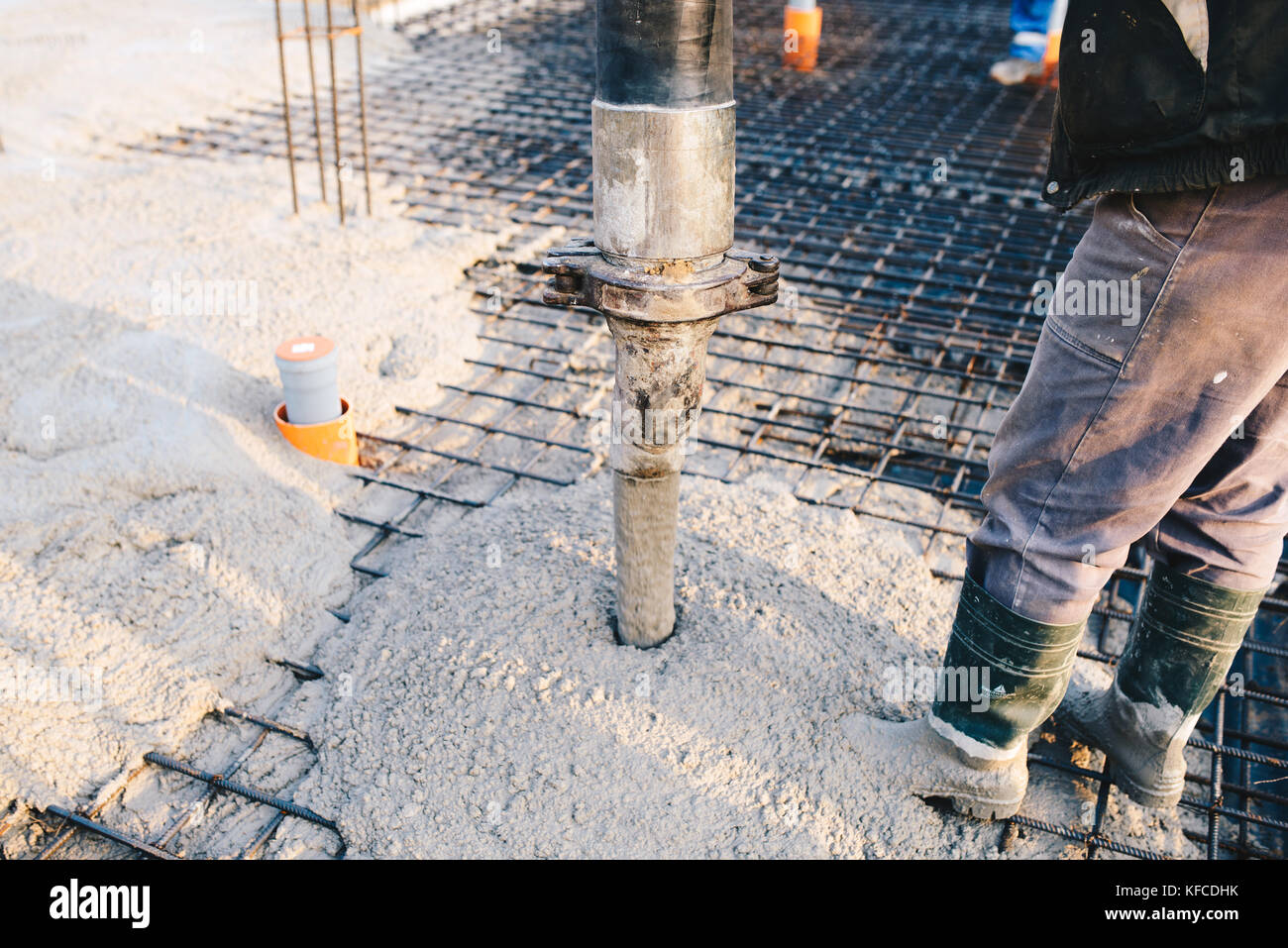 La gettata di calcestruzzo durante la cementificazione commerciale pavimenti degli edifici in costruzione sito - Lastra di calcestruzzo Foto Stock