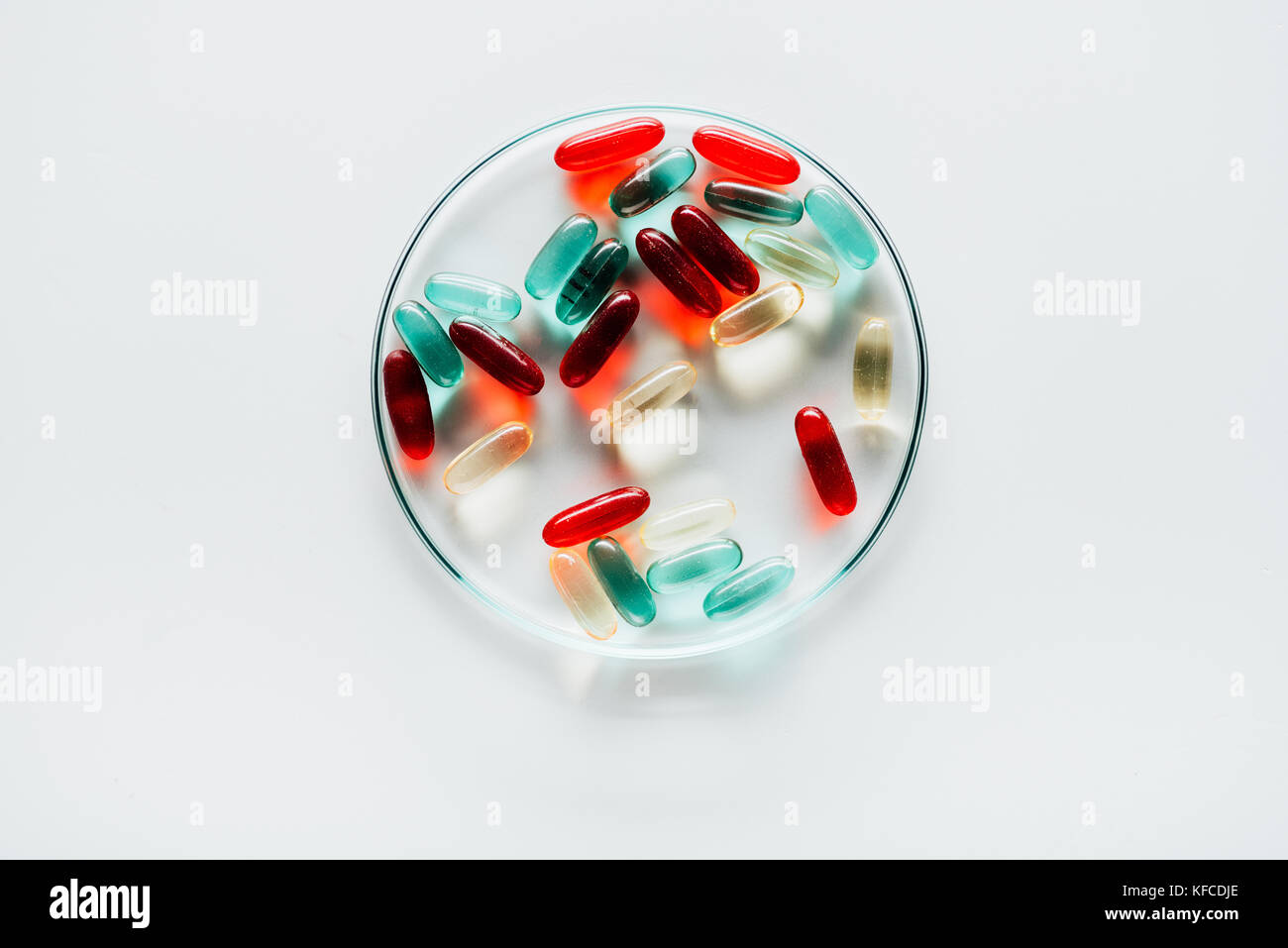 Pillole colorate in capsula di petri Foto Stock