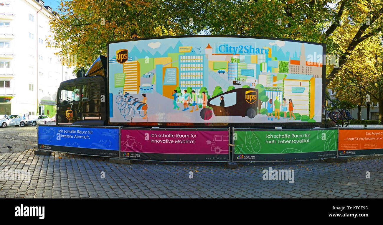 UPS Big Truck Transporter Storage Am Glockenbach Square Germania Europa Foto Stock