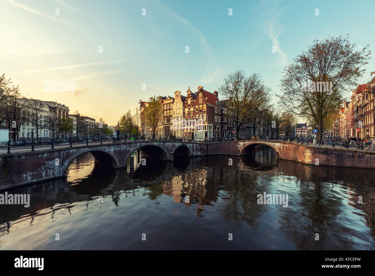 Paesi Bassi case tradizionali e canale di Amsterdam in amsterdam , Paesi Bassi. tono vintage. Foto Stock